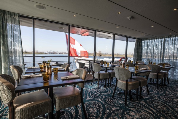 Riviera Travel MS George Eliot Bistro 1.jpg